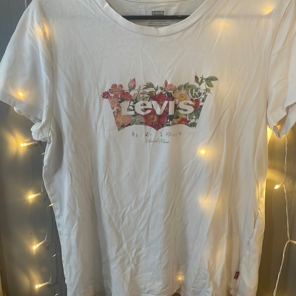 Levi’s white shirt